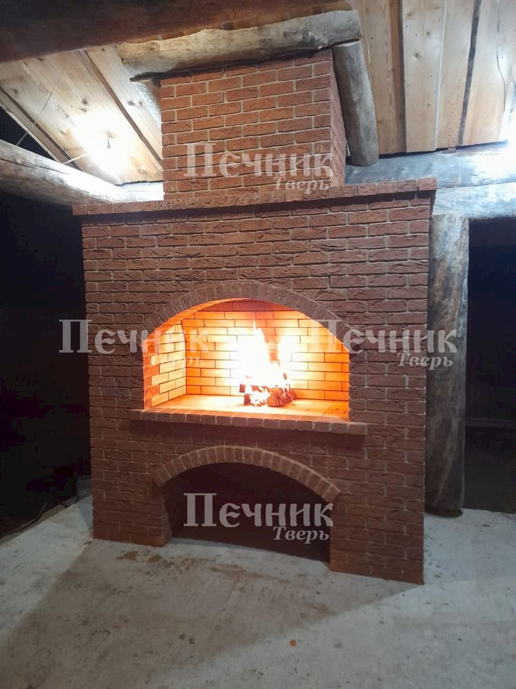 Уличный очаг из кирпича ручной формовки