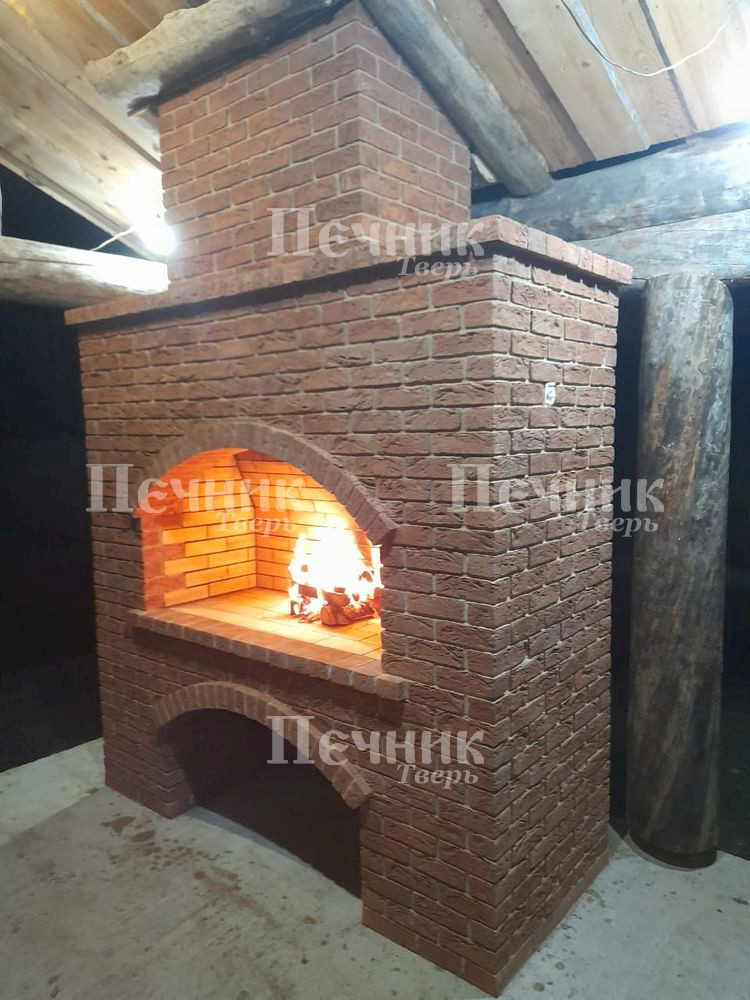 Уличный очаг из кирпича ручной формовки